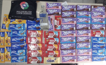 Casal furta 55 barras de chocolate em supermercado de Criciúma