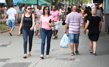 Comércio atenderá até as 17h neste sábado