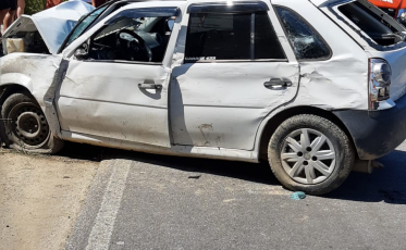 Carro bate em poste e muro deixando duas mulheres feridas