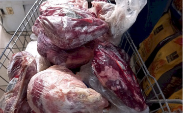 Mais de 70 quilos de alimentos vencidos são apreendidos em mercado