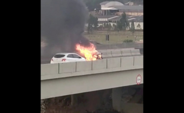 Carro pega fogo na BR-101