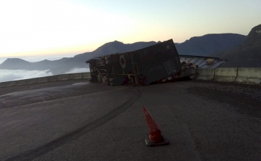Caminhão sofre acidente na Serra da Rocinha