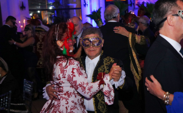 Noite de Gala de Nova Veneza encanta turistas com baile de máscaras