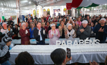 Corte de bolo marca segundo dia de Festa da Gastronomia Típica Italiana