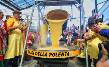 Tombo da polenta abre a programação no terceiro dia da festa da Gastronomia 