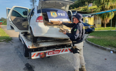 PRF apreende 178 kg de maconha em carro com placas de Criciúma