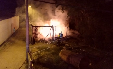 Incêndio atinge borracharia abandonada 