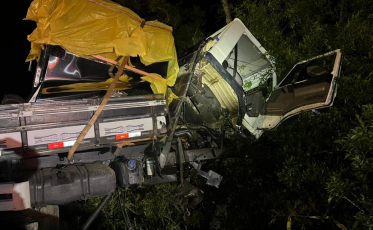 ((Vídeo)) Caminhão fica pendurado e bloqueia Serra do Rio do Rastro