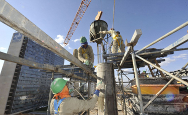 Desempenho da pequena indústria melhora, mas matéria-prima preocupa