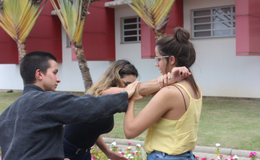 Mulheres descobrem a própria força em aula de defesa pessoal na La Moda