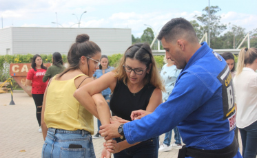 Mulheres descobrem a própria força em aula de defesa pessoal na La Moda
