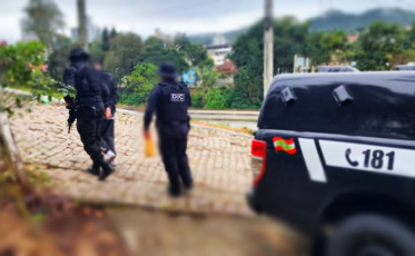 Homem que rendeu funcionários e roubou farmácia em Criciúma é preso