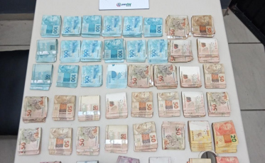 PM encontra sacola enterrada com mais de R$ 42 mil em Criciúma