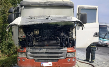 Cabine de carreta pega fogo na BR-101 em Criciúma