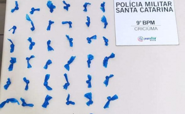 Jovem de apenas 18 anos é presa vendendo crack em Criciúma 