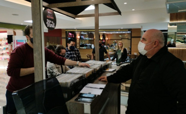 Colecionadores de vinil compartilham paixão em Feira no Shopping Della