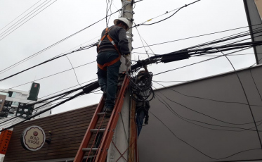 Celesc faz inspeção dos fios na Marcos Rovaris
