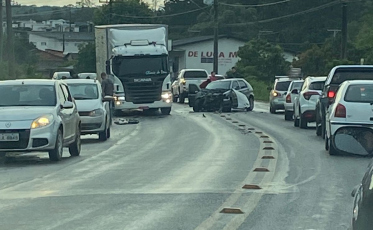 Acidente deixa vítimas presas nas ferragens em Forquilhinha; trânsito parado no local 