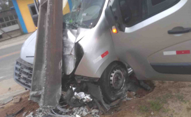 Veículo que transportava funcionários colide e deixa dez feridos