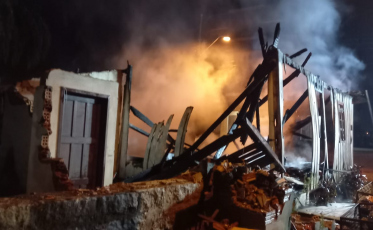 [Vídeo] Incêndio destrói casa em Urussanga