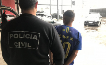 Homem é preso e menor apreendido, acusados de participação em homicídio