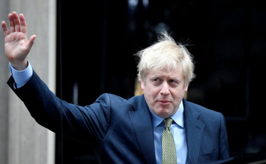 Em mensagem de vídeo, Boris Johnson diz que médicos salvaram sua vida