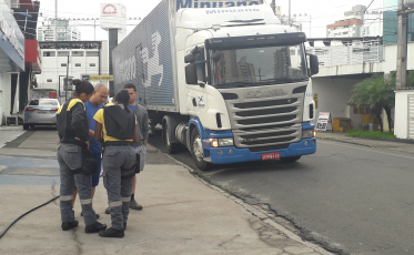 Caminhão arranca fios e complica o trânsito