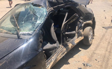 Colisão de carro com caminhão mata pai, mãe e filha em Araranguá