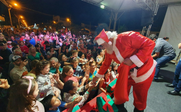Papai Noel chega a Rincão e luzes natalinas chegam à orla neste sábado