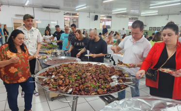Ingressos à venda para a tradicional feijoada do Bairro da Juventude
