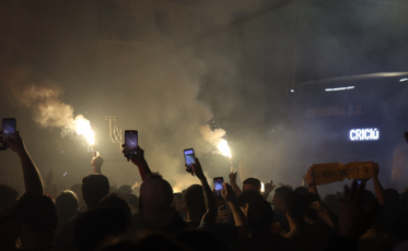 Torcida do Criciúma faz festa na chegada da delegação antes do jogo contra o São Paulo