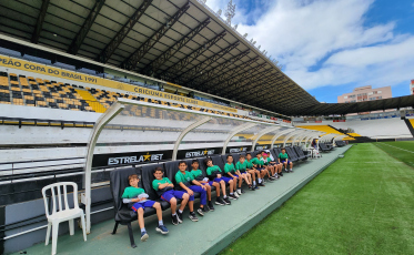 Crianças do Bairro da Juventude vivenciam sonho ao visitar estádio do Criciúma