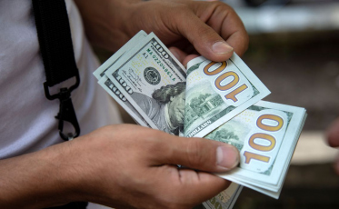 Dólar fecha a R$ 5,74 e tem maior alta semanal em nove meses