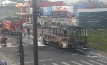 Ônibus é consumido pelas chamas em Arroio do Silva