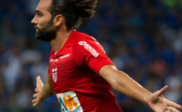 Ex-Tigre, Léo Gamalho marca duas vezes na vitória do CRB sobre o Cruzeiro