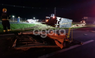 Acidente entre duas carretas e um veículo deixa três mortos