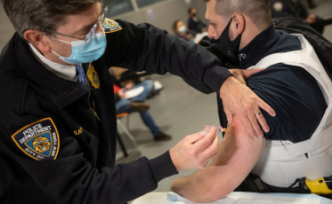 Brasil poderia ter vacinação mais rápida do que EUA se tivesse mesmo número de doses, afirma João Quevedo