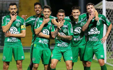 Chapecoense vence clássico e garante acesso à Série A do Brasileiro 