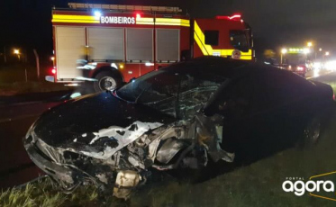 Colisão frontal deixa vítima presa às ferragens