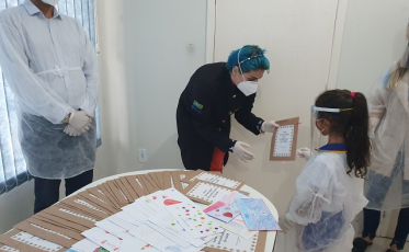 Alunos da rede municipal homenageiam equipe de saúde através de cartas