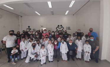 Karatecas do Futuro recebem kimonos em Içara