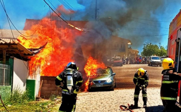 Mãe atira filhos pela janela para salvá-los de incêndio
