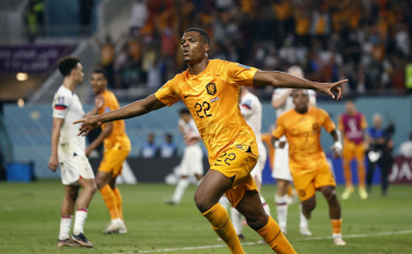 Holanda bate EUA e conquista primeira vaga nas quartas da Copa