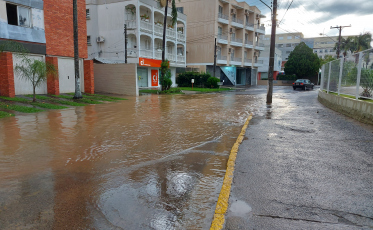 Tarde de trovoadas e chuva forte em Criciúma (VÍDEOS)