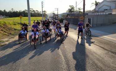 Pessoas com deficiência vivem a experiência de uma corrida de rua em Cocal do Sul 