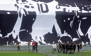 Corpo do Rei Pelé começa a ser velado na Vila Belmiro