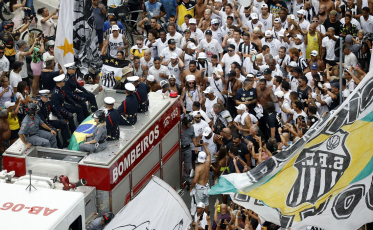 Após fim do velório, corpo de Pelé sai em cortejo por ruas de Santos
