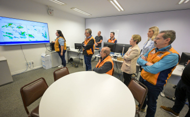 Governador acompanha Defesa Civil na central de monitoramento climático de Blumenau