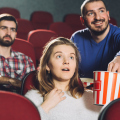 Os bastidores do caos: improvisos geniais e acidentes que mudaram os rumos do cinema mundial
