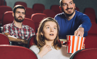 Os bastidores do caos: improvisos geniais e acidentes que mudaram os rumos do cinema mundial